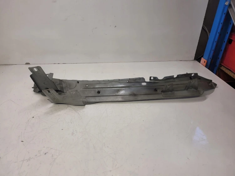 MOCOWANIE BŁOTNIKA PRAWE AUDI Q7 4L0805158A