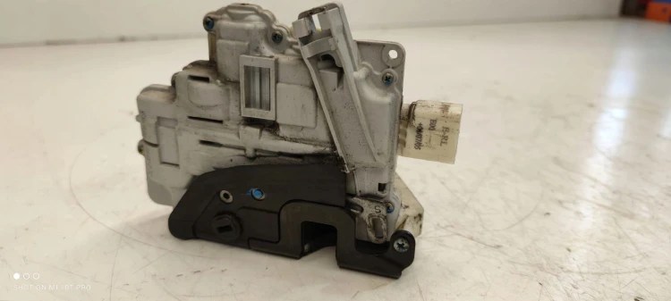 ZAMEK DRZWI LEWY TYŁ AUDI 8E0839015AA 8 PIN