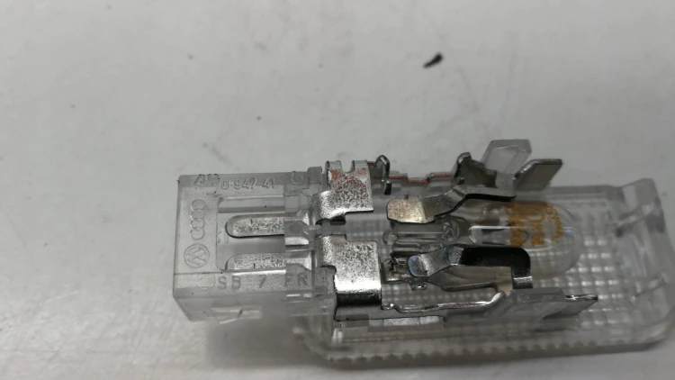 LAMPKA OŚWIETLENIE KABINY AUDI A3 A4 A5 4B0947415