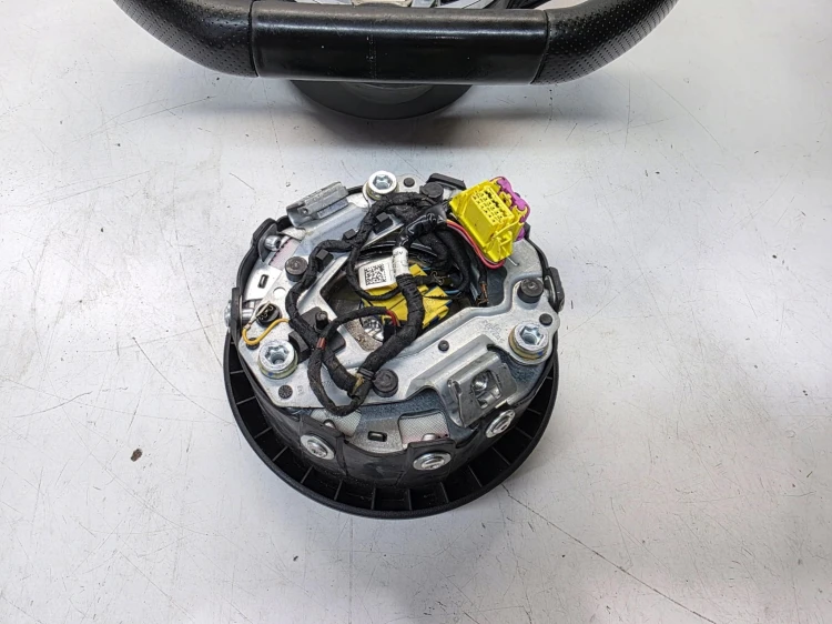 KIEROWNICA SKÓRA PIKOWANA ŚCIĘTA AUDI A3 8P A4 B7 TT 8J 8J0419091J KOMPLET
