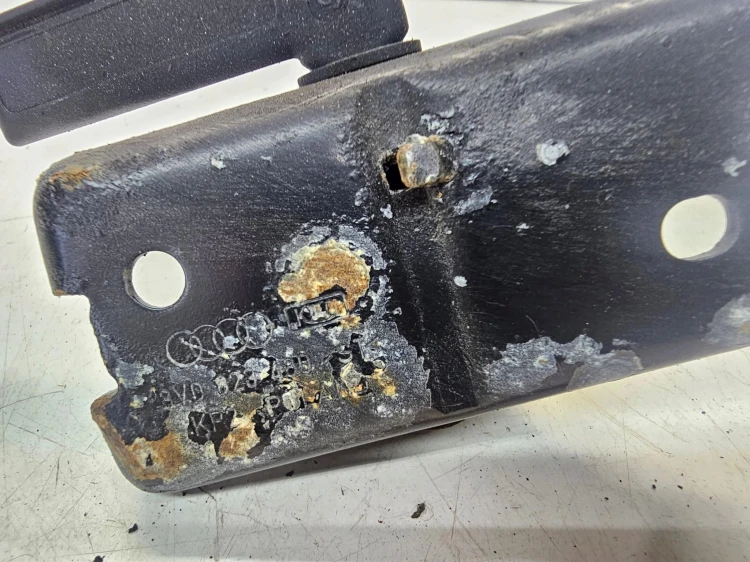 ZAMEK RYGIEL MASKI AUDI A3 8V 8V0823480