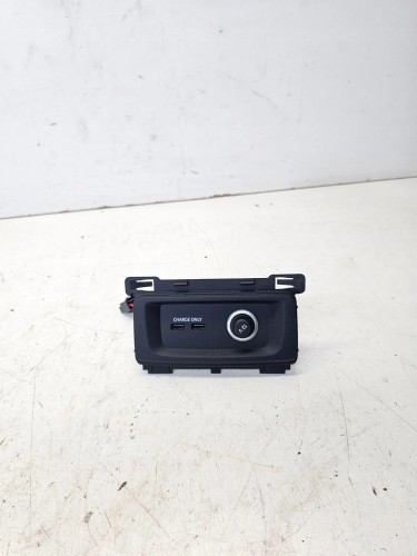 GNIAZDO ZAPALNICZKI PORT USB C ŁADOWARKI AUDI Q5 FY A4 B9 A5 8W 5Q0035726L