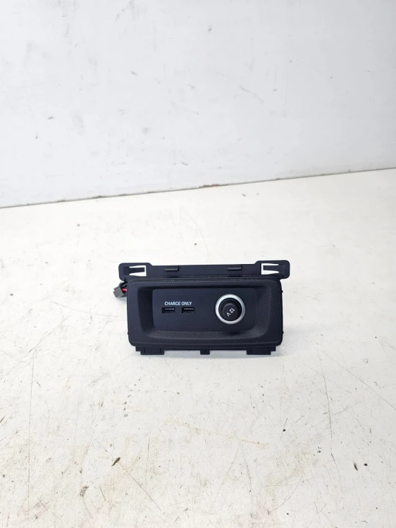 GNIAZDO ZAPALNICZKI PORT USB C ŁADOWARKI AUDI Q5 FY A4 B9 A5 8W 5Q0035726L