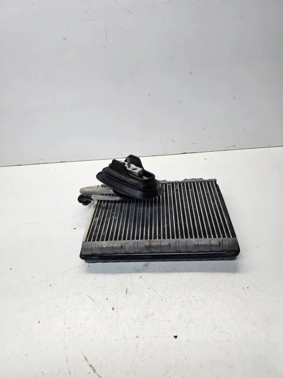 NAGRZEWNICA WYMIENNIK CIEPŁA AUDI A4 B9 A5 8W GG471002