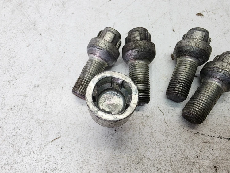 ŚRUBA ŚRUBY ZABEZPIECZAJĄCE AUDI VOLKSWAGEN SEAT SKODA WZÓR *