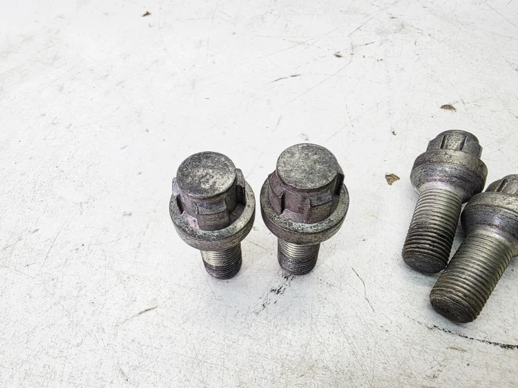 ŚRUBA ŚRUBY ZABEZPIECZAJĄCE AUDI VOLKSWAGEN SEAT SKODA WZÓR *