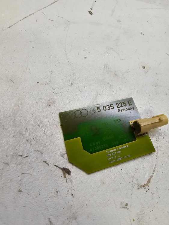 WZMACNIACZ ANTENOWY AUDI A6 C6 4F5035225E