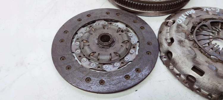 SPRZĘGŁO KOŁO DWUMAS AUDI VW 2.0 TDI 03L105266J *2