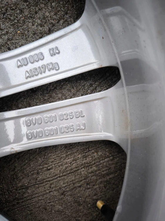 FELGA ALUMINIOWA AUDI A3 S3 8V VW SEAT 7.5J R18 ET51 8V0601025BL Z*3*