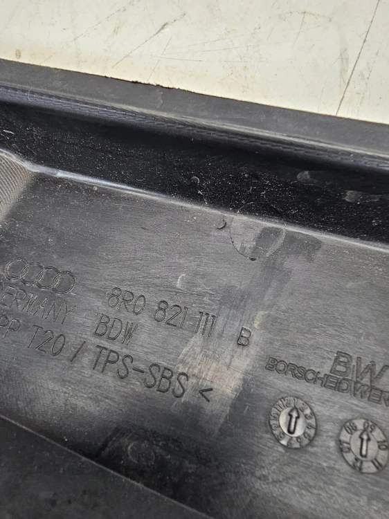 WYGŁUSZENIE BŁOTNIKA LEWE AUDI Q5 8R 8R0821111B