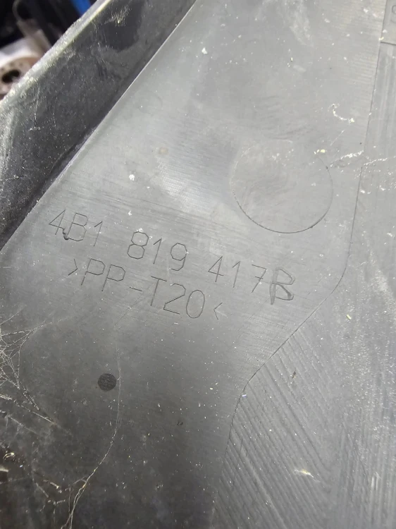 PODSZYBIE PLASTIKOWE AUDI A6 C5 4B1819417B