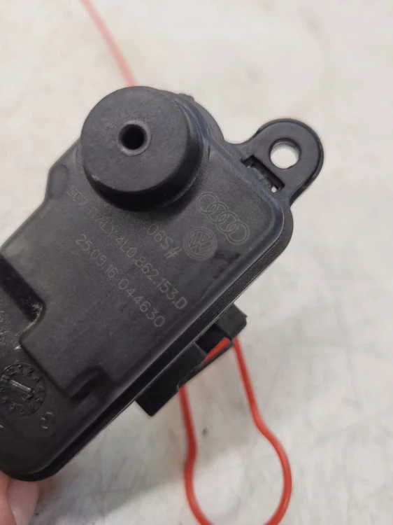 SIŁOWNIK KLAPKI PALIWA AUDI A4 A5 A6 Q5 4L0862153D