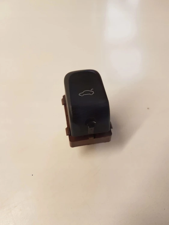 PRZEŁĄCZNIK OTWIERANIA KLAPY AUDI A4 A5 8K0959831A