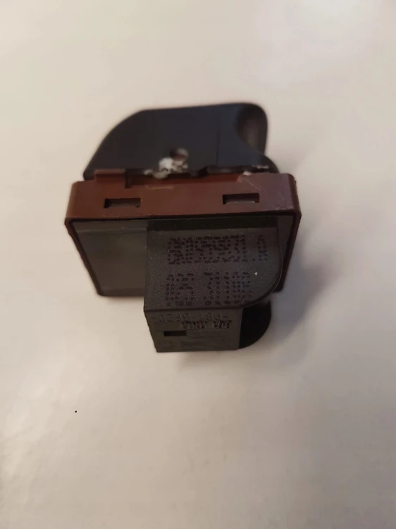 PRZEŁĄCZNIK OTWIERANIA KLAPY AUDI A4 A5 8K0959831A