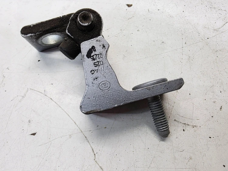 ZAWIAS DRZWI PRAWY AUDI A1 8X Q3 8U A3 8V 8V0833404E