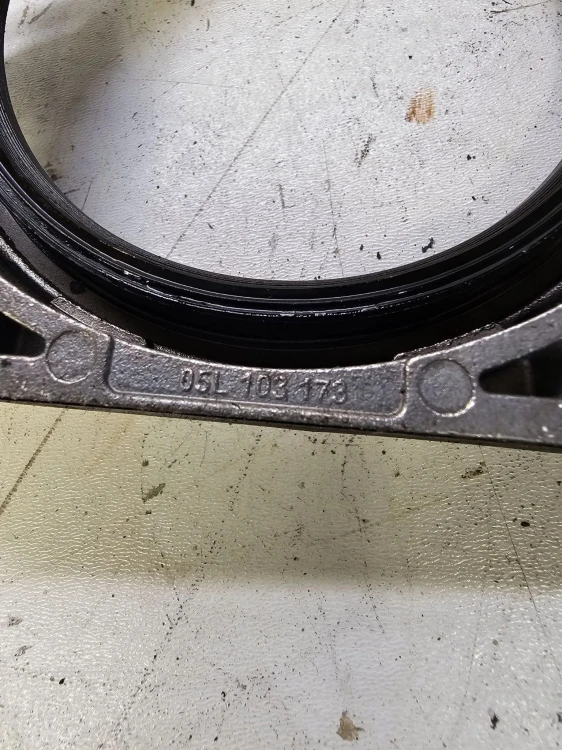 OBUDOWA USZCZELNIACZ WAŁU AUDI VW 2.0 05L103173