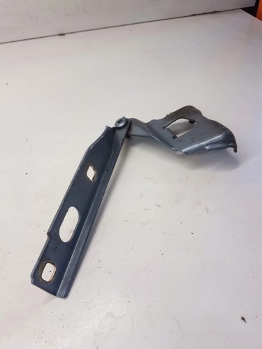 ZAWIAS MASKI PRAWY AUDI A4 B8 8K0823302D
