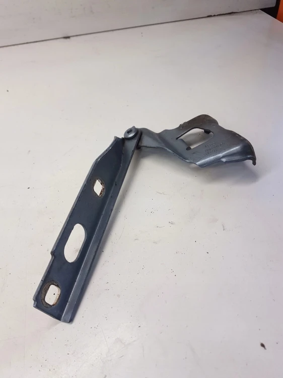 ZAWIAS MASKI PRAWY AUDI A4 B8 8K0823302D