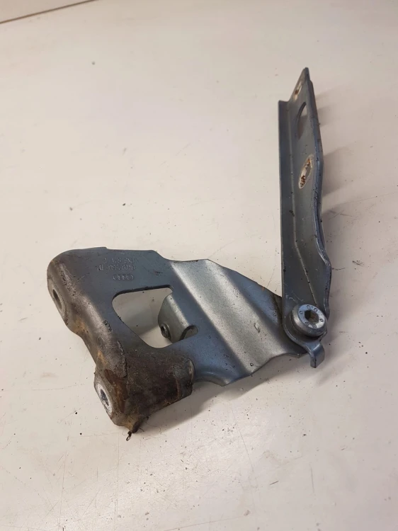 ZAWIAS MASKI PRAWY AUDI A4 B8 8K0823302D