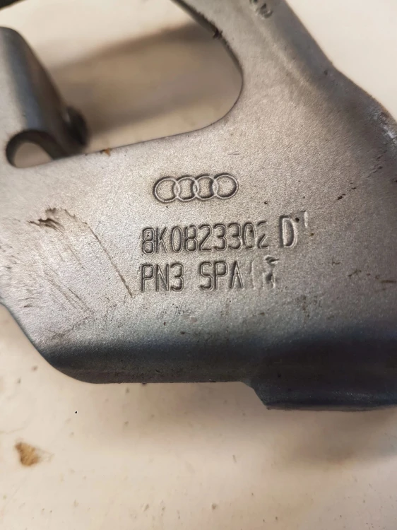 ZAWIAS MASKI PRAWY AUDI A4 B8 8K0823302D
