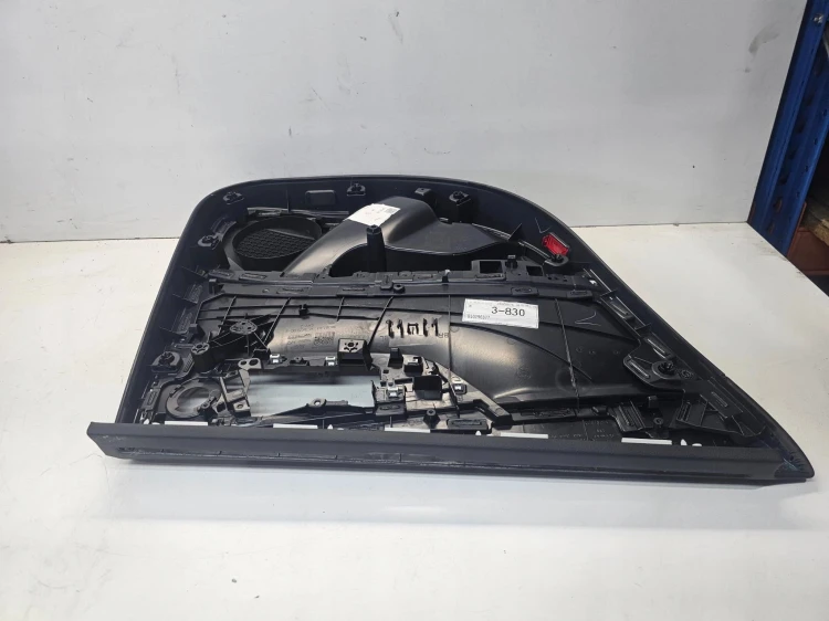 BOCZEK SIATKA ROLETA DRZWI PRAWY TYŁ AUDI A4 B9 AVANT 8W9861334A