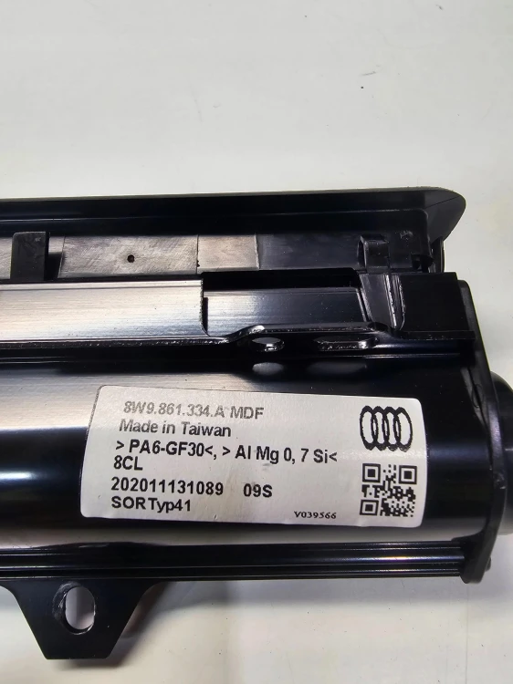 BOCZEK SIATKA ROLETA DRZWI PRAWY TYŁ AUDI A4 B9 AVANT 8W9861334A