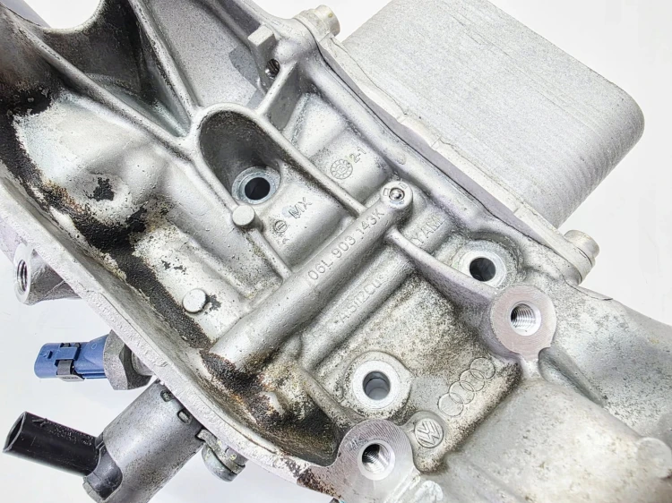 PODSTAWA FILTRA OLEJU ŁAPA ALTERNATORA AUDI A4 A5 Q5 FY 2.0 TFSI 06L903143K