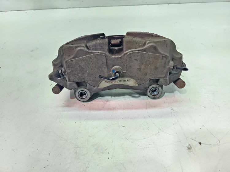 ZACISK HAMULCOWY PRAWY PRZÓD AUDI A4 A5 8W06DR 972