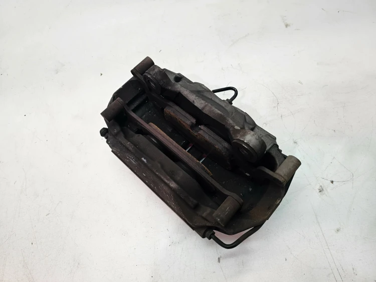 ZACISK HAMULCOWY PRAWY PRZÓD AUDI A4 A5 8W06DR 972