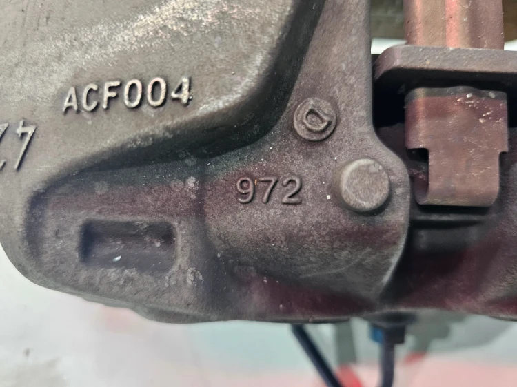 ZACISK HAMULCOWY PRAWY PRZÓD AUDI A4 A5 8W06DR 972