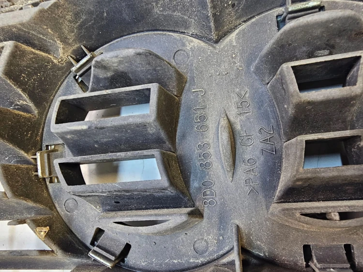 GRILL ATRAPA CHŁODNICY AUDI A4 B5 8D0853651J