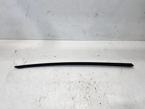 LISTWA ZGARNIAJĄCA SZYBY CZOŁOWEJ LEWY PRZÓD AUDI A6 C7 4G0854327A