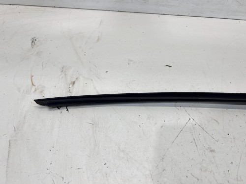 LISTWA ZGARNIAJĄCA SZYBY CZOŁOWEJ LEWY PRZÓD AUDI A6 C7 4G0854327A