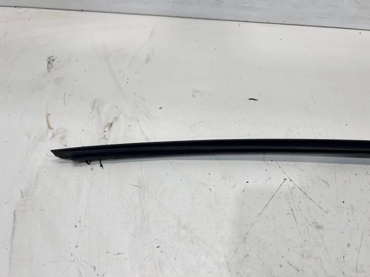 LISTWA ZGARNIAJĄCA SZYBY CZOŁOWEJ LEWY PRZÓD AUDI A6 C7 4G0854327A
