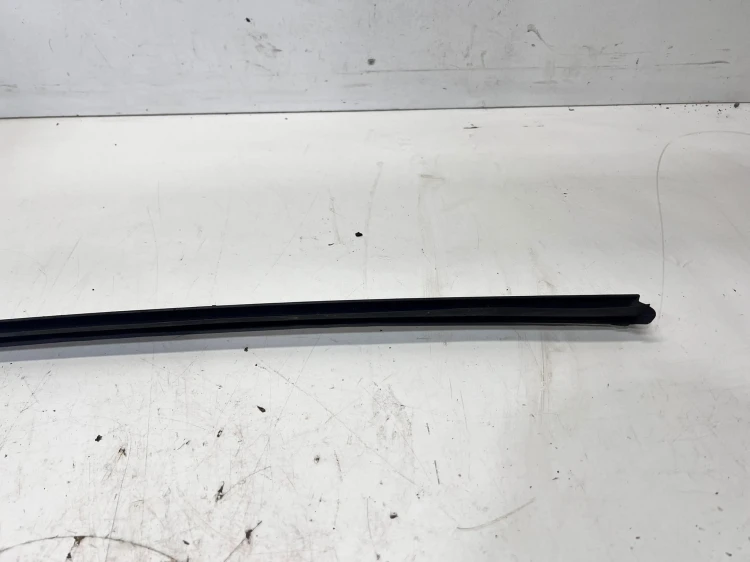 LISTWA ZGARNIAJĄCA SZYBY CZOŁOWEJ LEWY PRZÓD AUDI A6 C7 4G0854327A