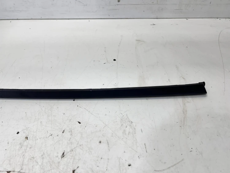 LISTWA ZGARNIAJĄCA SZYBY CZOŁOWEJ LEWY PRZÓD AUDI A6 C7 4G0854327A