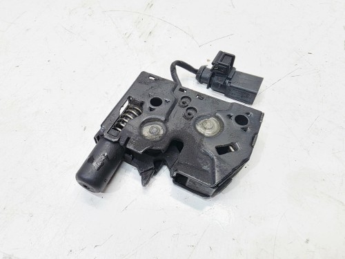 ZAMEK MASKI RYGIEL Z PASA PRZEDNIEGO AUDI A3 8V 8V0823509