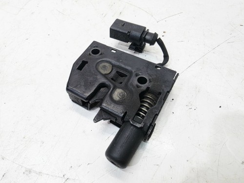 ZAMEK MASKI RYGIEL Z PASA PRZEDNIEGO AUDI A3 8V 8V0823509