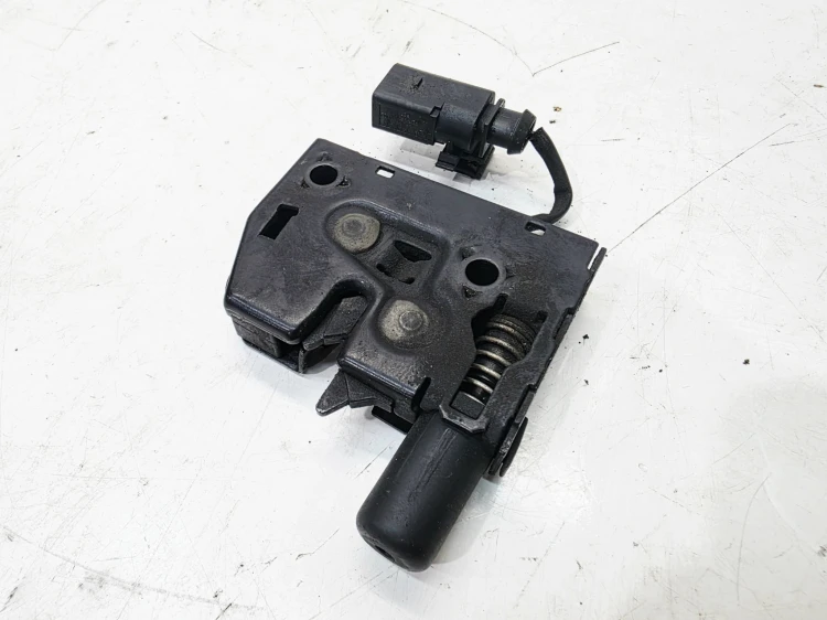 ZAMEK MASKI RYGIEL Z PASA PRZEDNIEGO AUDI A3 8V 8V0823509