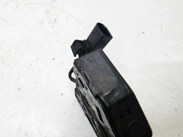 ZAMEK MASKI RYGIEL Z PASA PRZEDNIEGO AUDI A3 8V 8V0823509