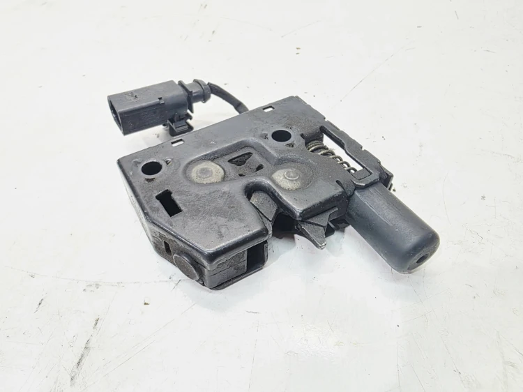 ZAMEK MASKI RYGIEL Z PASA PRZEDNIEGO AUDI A3 8V 8V0823509