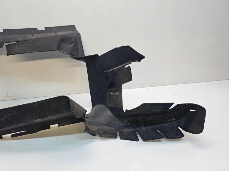KIEROWNICA POWIETRZA PRAWA AUDI Q7 3.0 4L0117336B