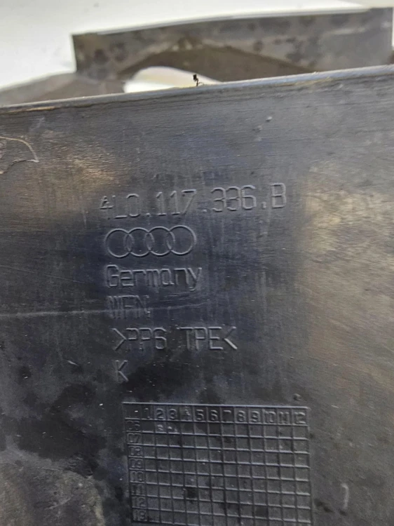 KIEROWNICA POWIETRZA PRAWA AUDI Q7 3.0 4L0117336B