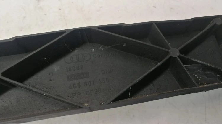 ŚLIZG ZDERZAKA TYŁ ŚRODKOWY AUDI A6 C7 4G5807458