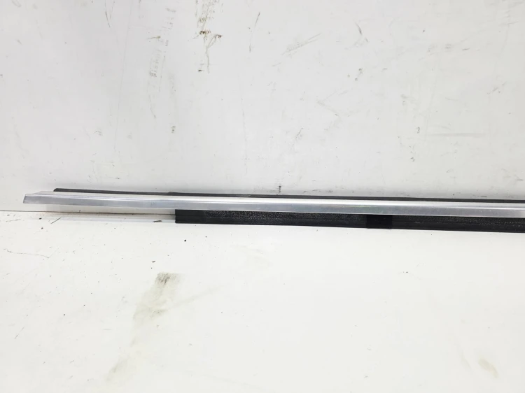 LISTWA ZAGARNIAJĄCA SZYBĘ DRZWI CHROM LEWY PRZÓD AUDI Q3 8U 8U0853283 2ZZ
