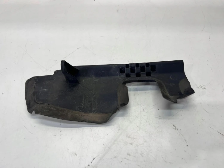 KIEROWNICA POWIETRZA PASA PRZEDNIEGO PRAWA AUDI 8P3121283
