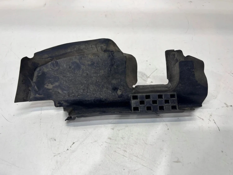 KIEROWNICA POWIETRZA PASA PRZEDNIEGO PRAWA AUDI 8P3121283