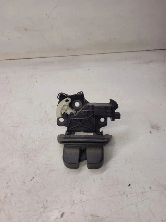 ZAMEK KLAPY TYŁ AUDI A3 A4 B8 A5 A6 Q7 8P4827505B
