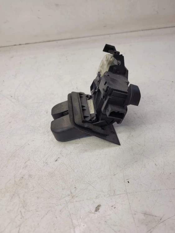 ZAMEK KLAPY TYŁ AUDI A3 A4 B8 A5 A6 Q7 8P4827505B
