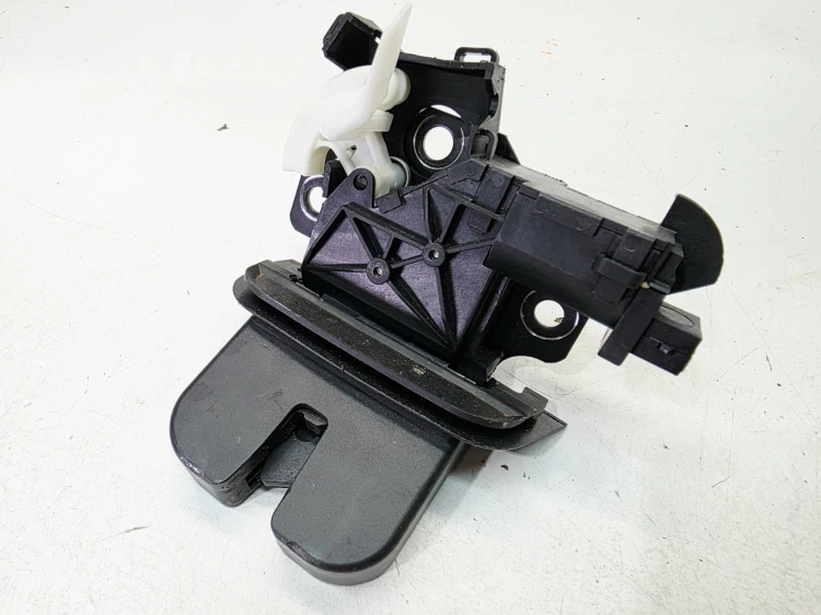 ZAMEK BAGAŻNIKA KLAPY TYŁ AUDI A3 8P A6 C6 Q7 4L 8P4827505D